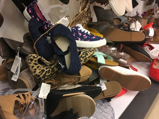 Clothing Store «Old Navy», reviews and photos, 1459 New Britain Ave, West Hartford, CT 06110, USA