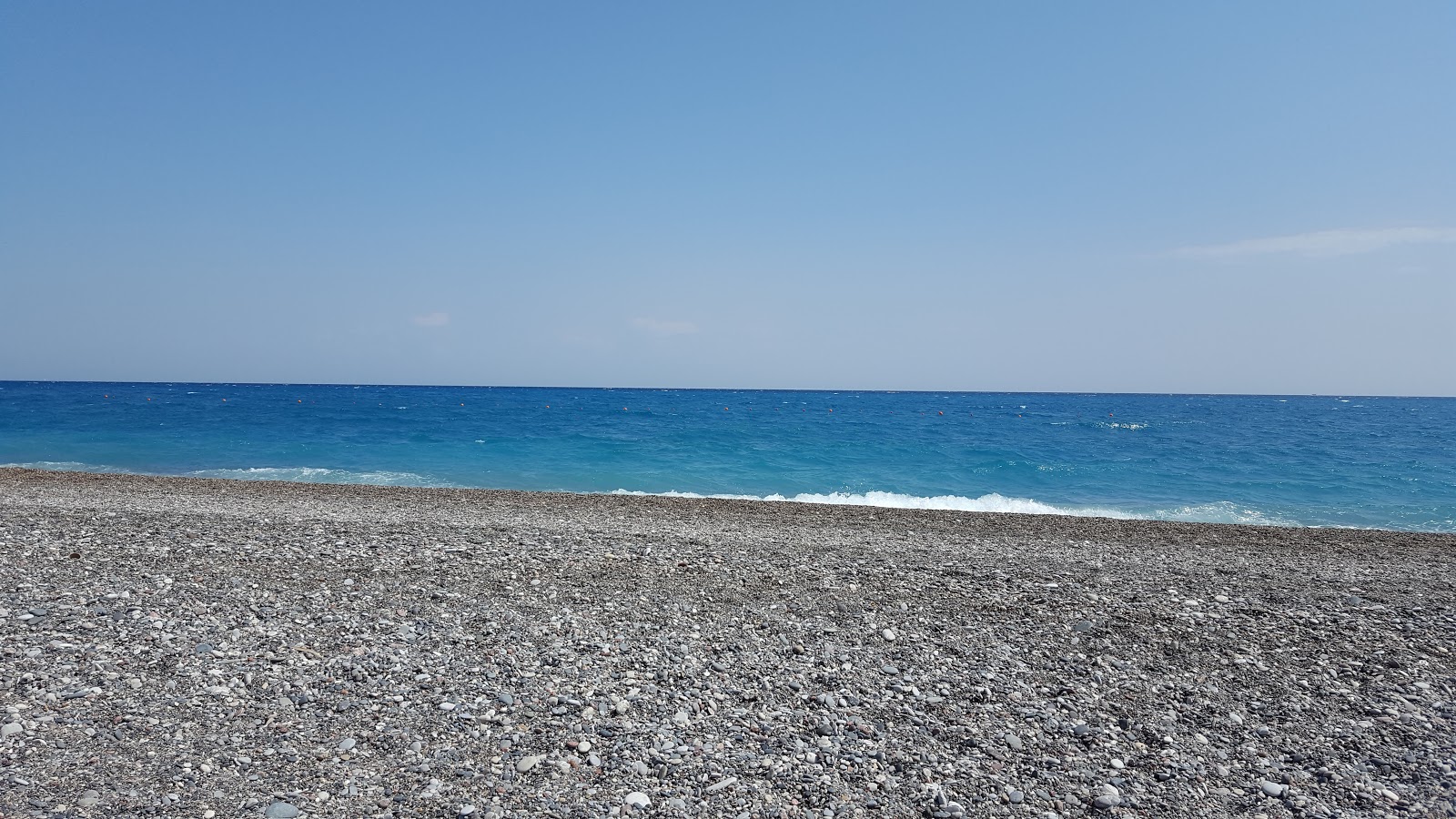 Fotografija Kalathos Beach z turkizna čista voda površino