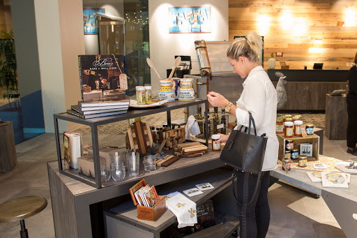 Tampa Bay Visitor Center & Gift Shop, 615 Channelside Dr #101A, Tampa, FL 33602, USA, 