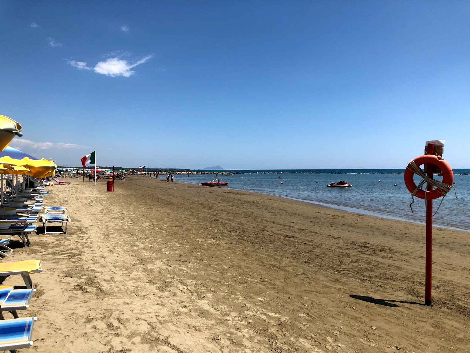 Foto di Spiaggia Nettuno con una superficie del sabbia marrone
