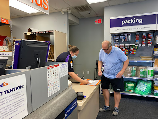 Print Shop «FedEx Office Print & Ship Center», reviews and photos, 2785 University Dr, Auburn Hills, MI 48326, USA