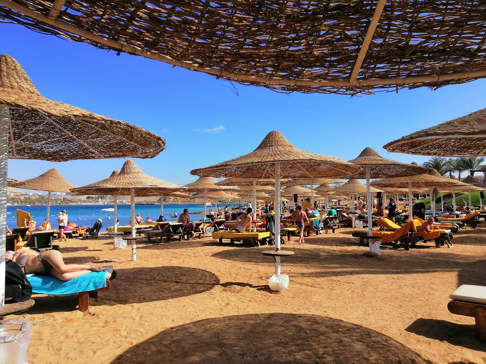 Fotografija Hala beach in naselje