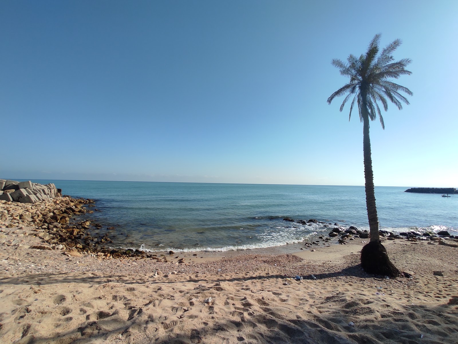 Fotografie cu Al-Arish Beach cu o suprafață de apa pură turcoaz