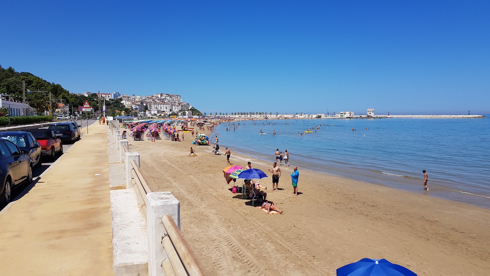 Spiaggia di Levante的照片 带有碧绿色水表面