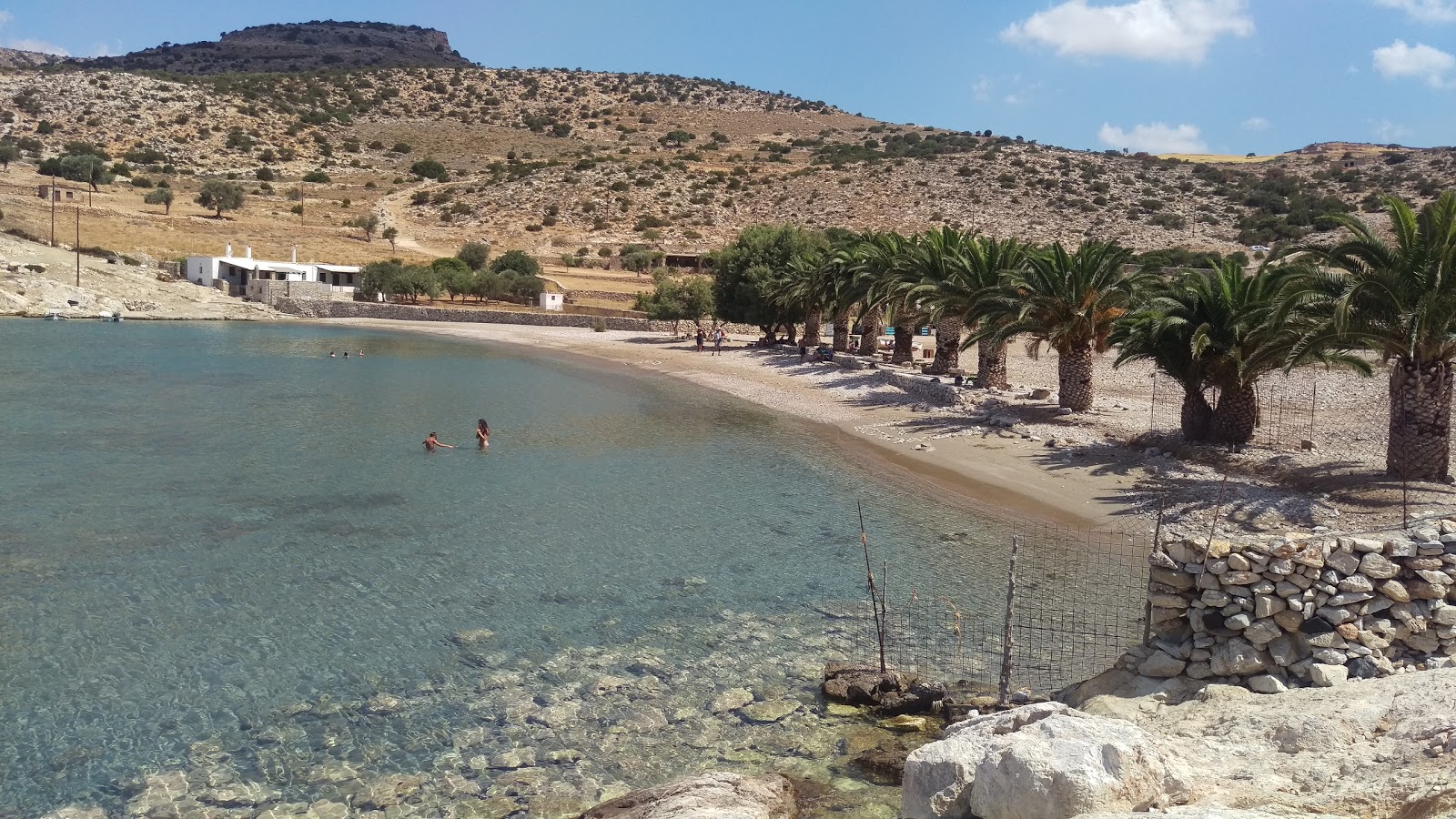 Fotografija Plaža Panormos z rjavi pesek površino