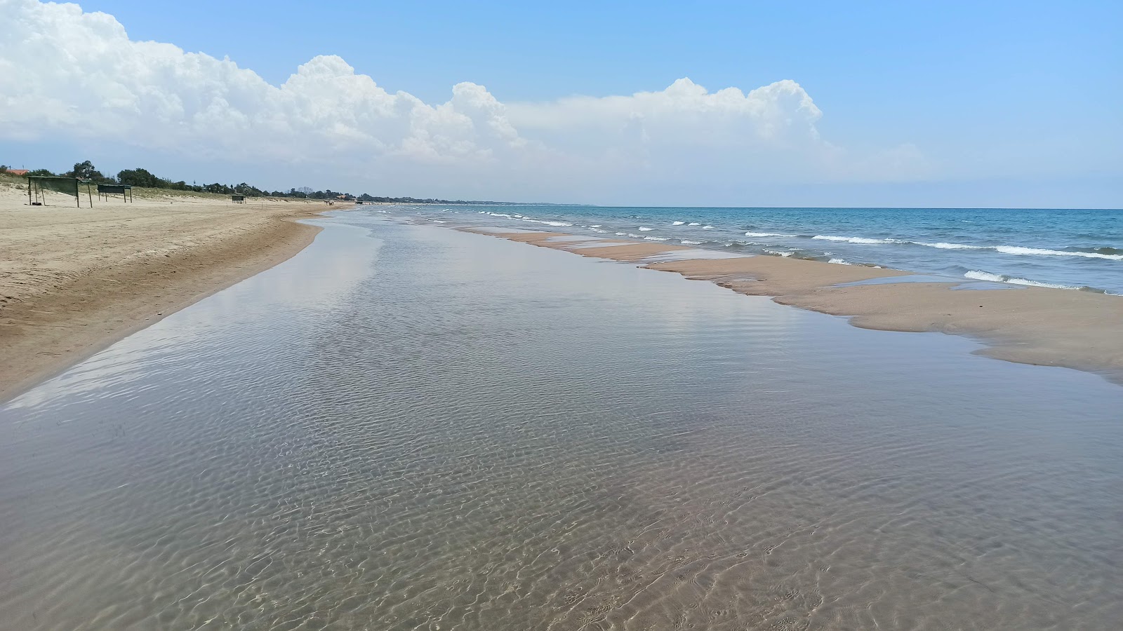 Foto van Letrina beach met ruim strand