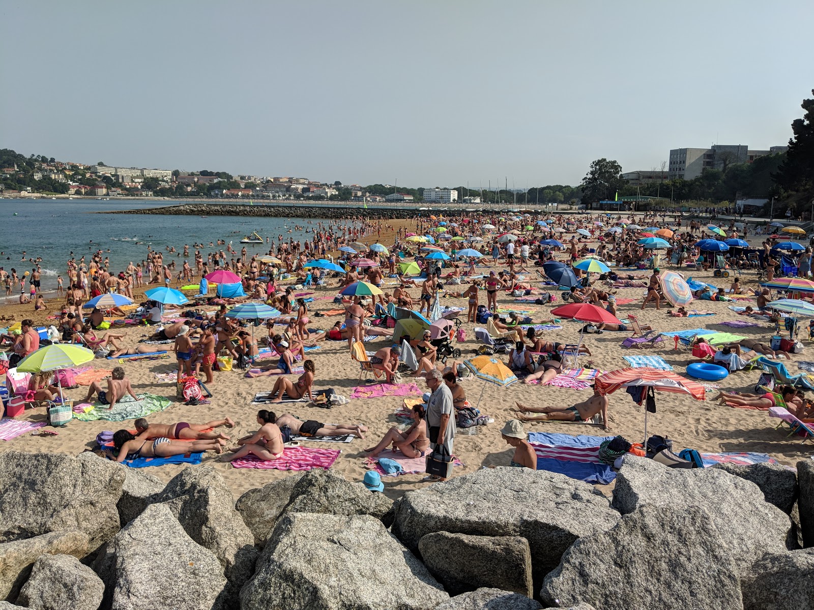 Foto van Playa de Oza en de nederzetting