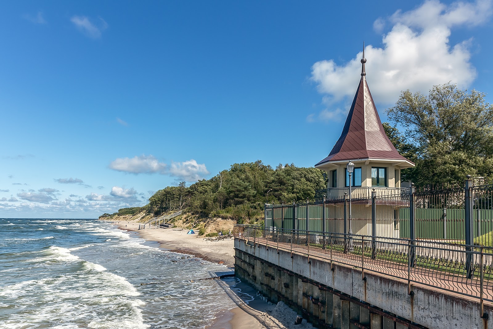 Foto von Zaostrov'ye Beach annehmlichkeitenbereich
