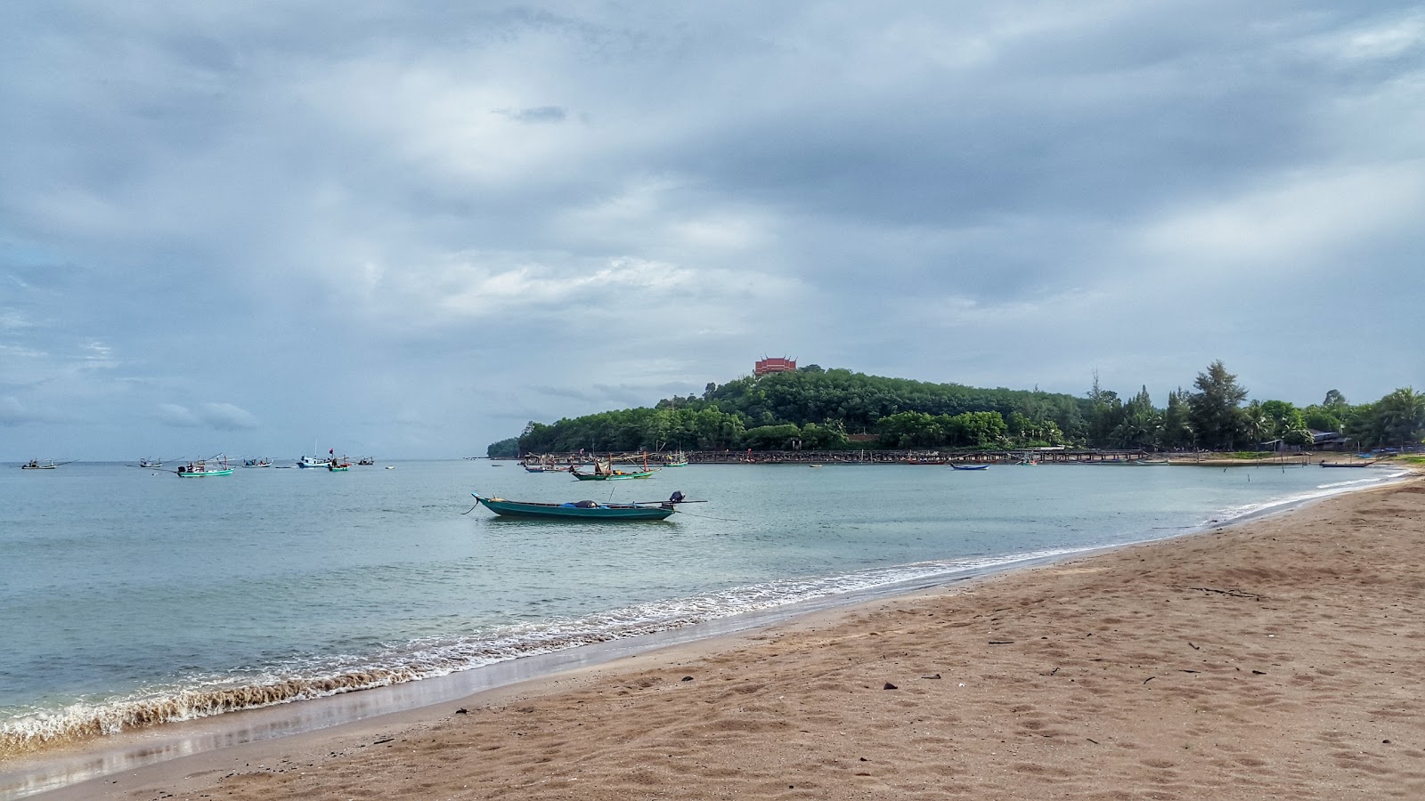 Photo de ThungMaHa Beach avec un niveau de propreté de partiellement propre