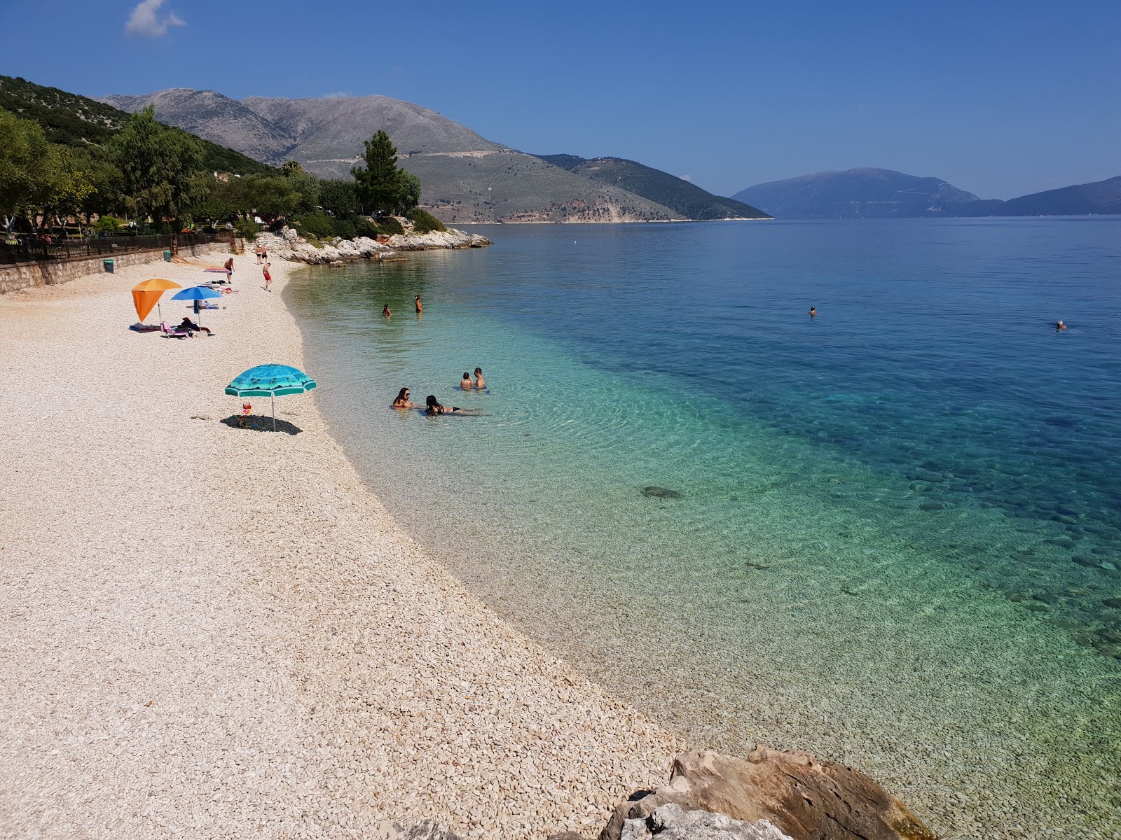 Valokuva Agios Paraskeviista. pinnalla turkoosi puhdas vesi:n kanssa