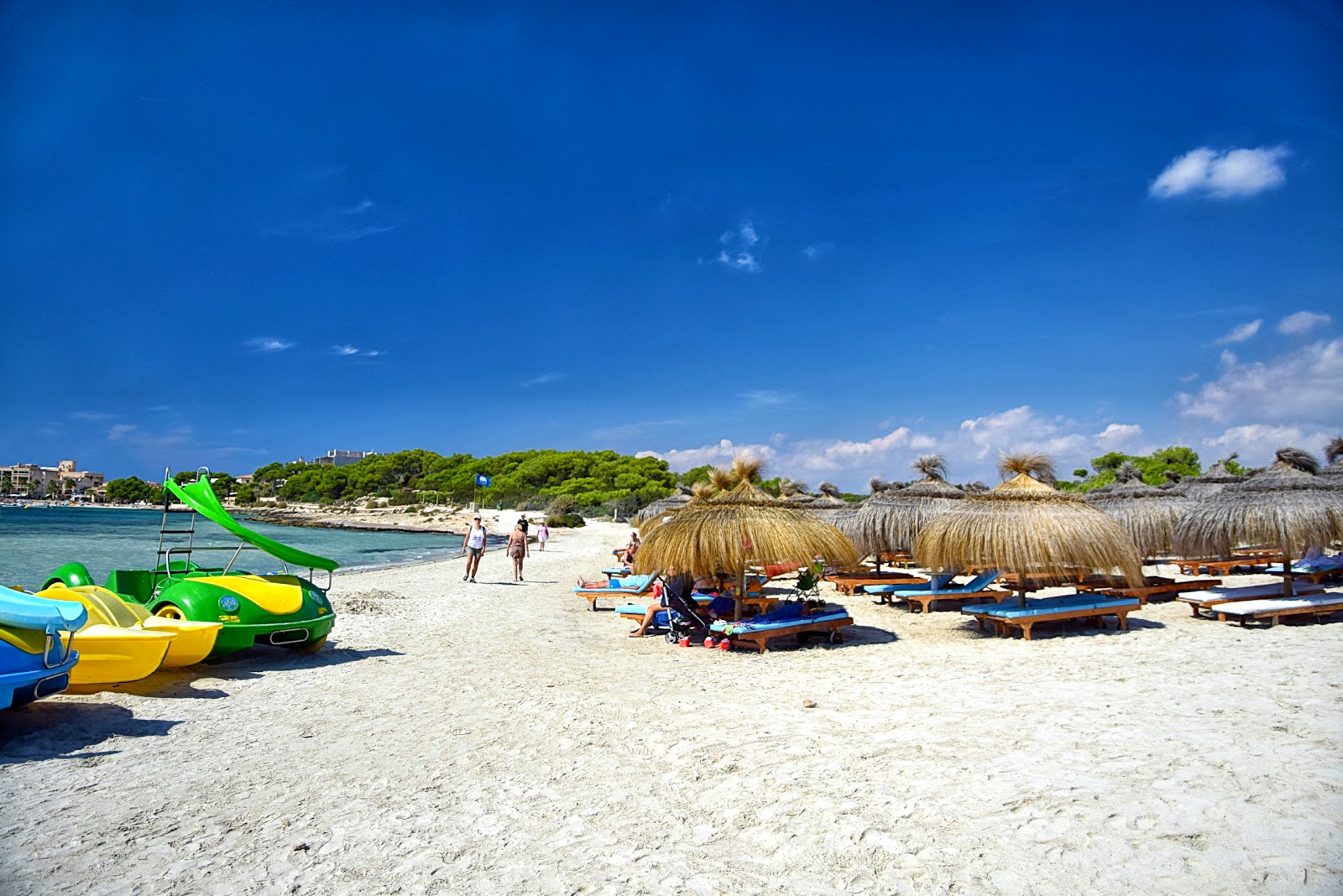 Foto von Dolc Strand mit etwas sauber Sauberkeitsgrad