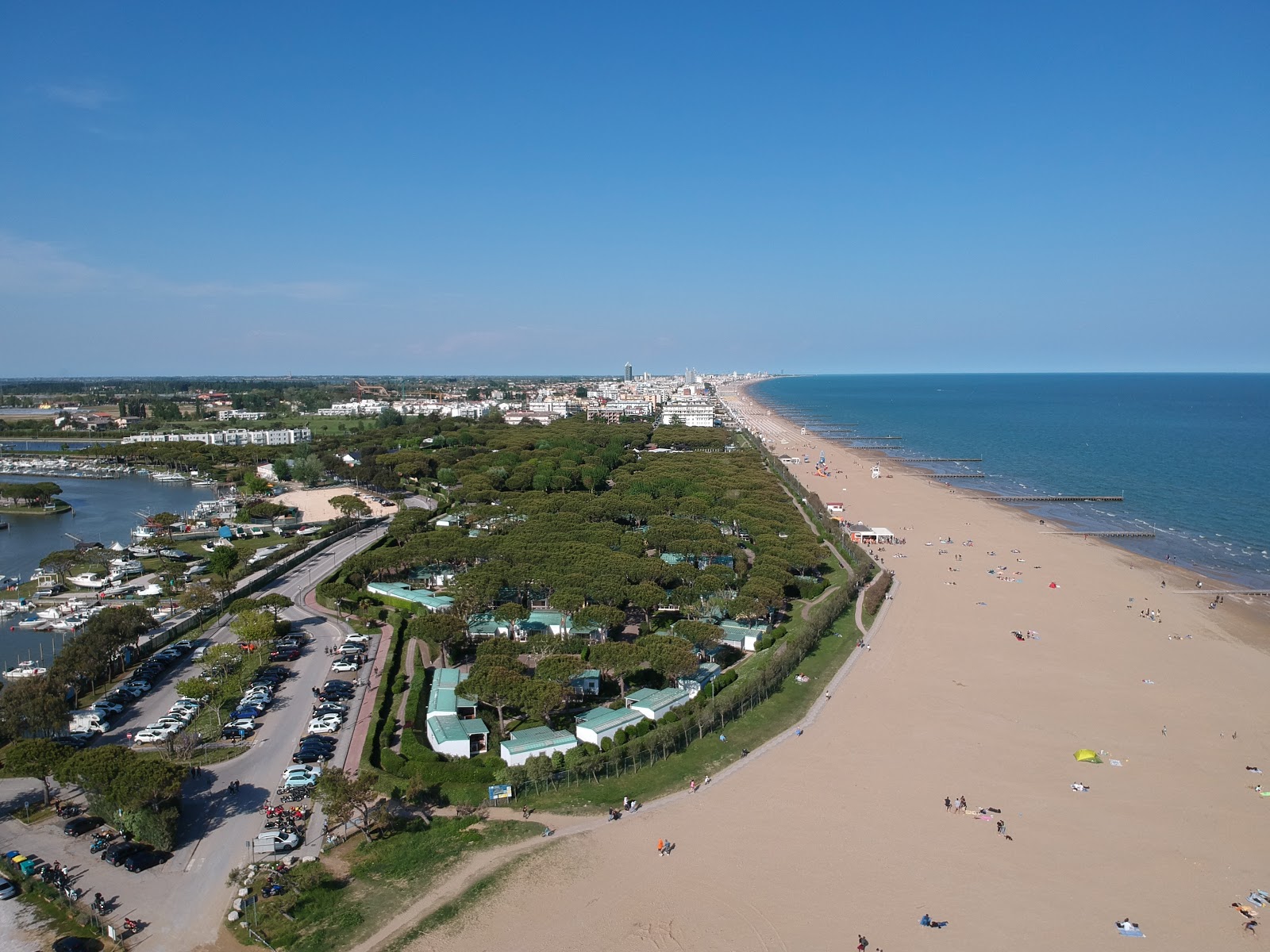 Foto de Spiaggia del Faro com areia fina e brilhante superfície