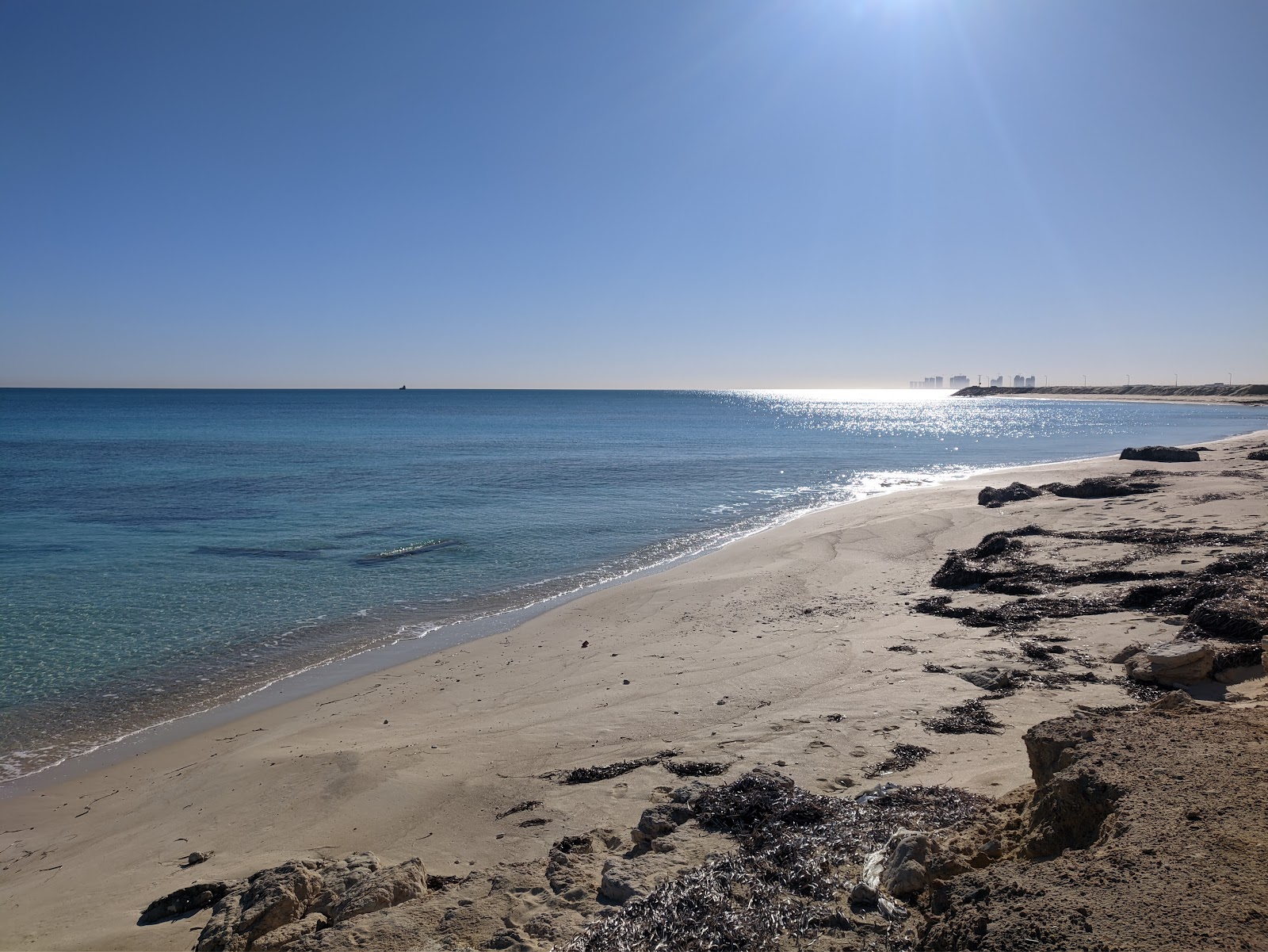 Al-Hamra Beach'in fotoğrafı geniş plaj ile birlikte