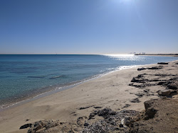 Al-Hamra Beach'in fotoğrafı çok temiz temizlik seviyesi ile
