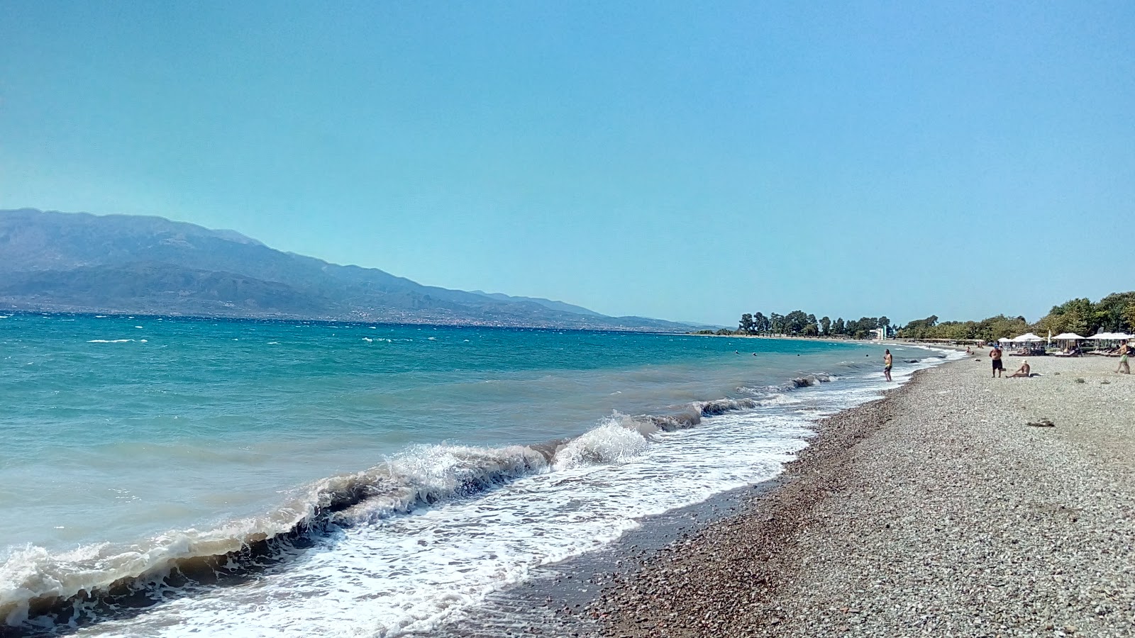 Foto von Nafpaktos psani beach und seine wunderschöne Landschaft