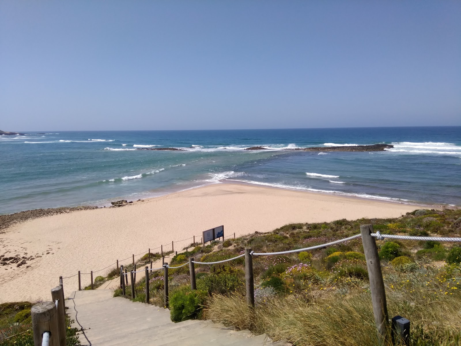 Foto von Praia das Furnas mit feiner beiger sand Oberfläche