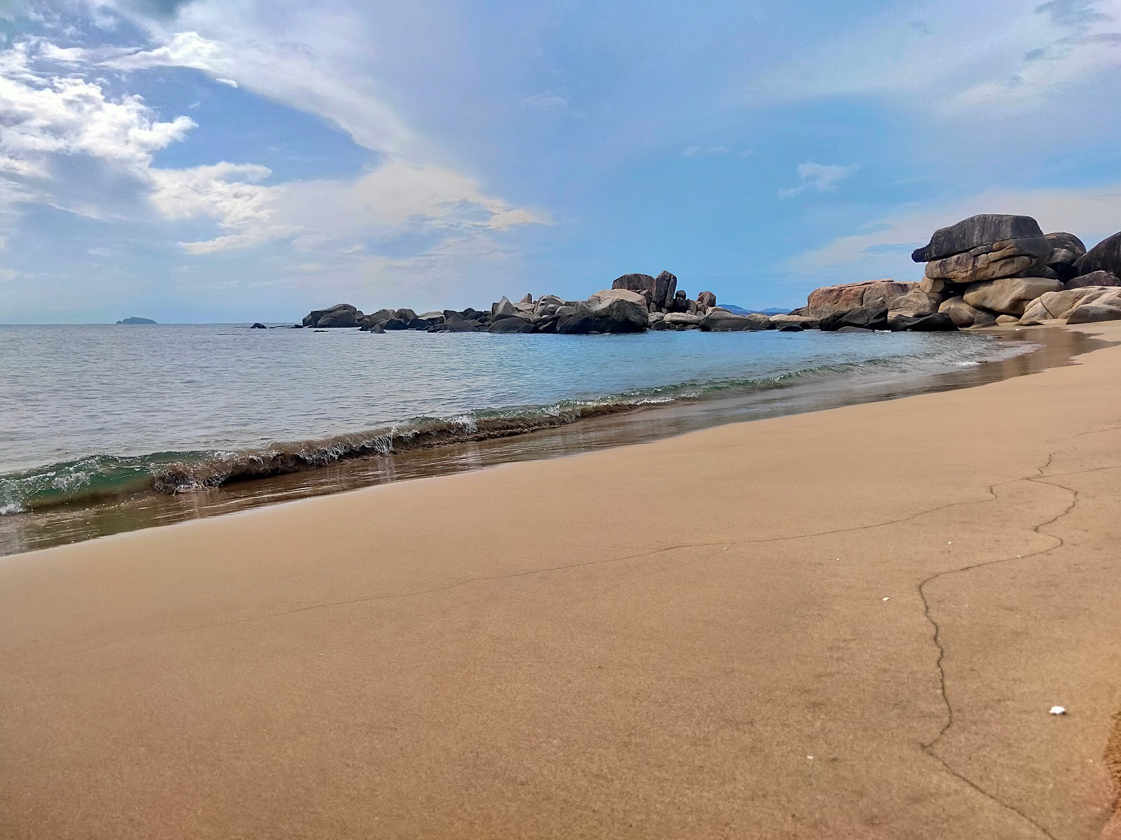 Trung Luong Mini Beach'in fotoğrafı uçurumlarla desteklenmiş