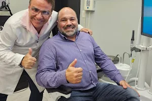 Dr. Maurício Fortuna - Dentista em Cabo Frio l Implantes Dentários l Lentes de Contato Dental l Invisalign em Cabo Frio image