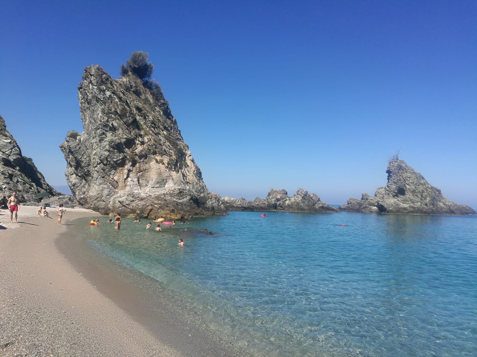 Spiaggia Tonnara'in fotoğrafı dağlarla çevrili