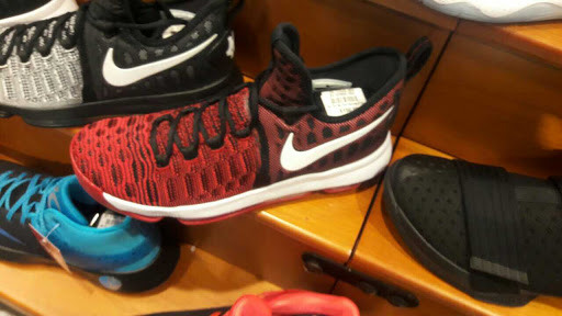 Shoe Store «Champs Sports», reviews and photos, 1030 Southcenter Mall, Tukwila, WA 98188, USA