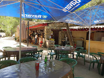 Atmosphère du Restaurant Guinguette La Frigoulette à Saint-André-de-Roquepertuis - n°10