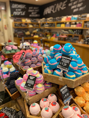 Reviews of LUSH Victoria Station in London - Cosmetics store