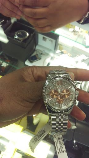 Shopping Mall «New Horizons Shopping Mall», reviews and photos, 961 E 174th St, Bronx, NY 10460, USA