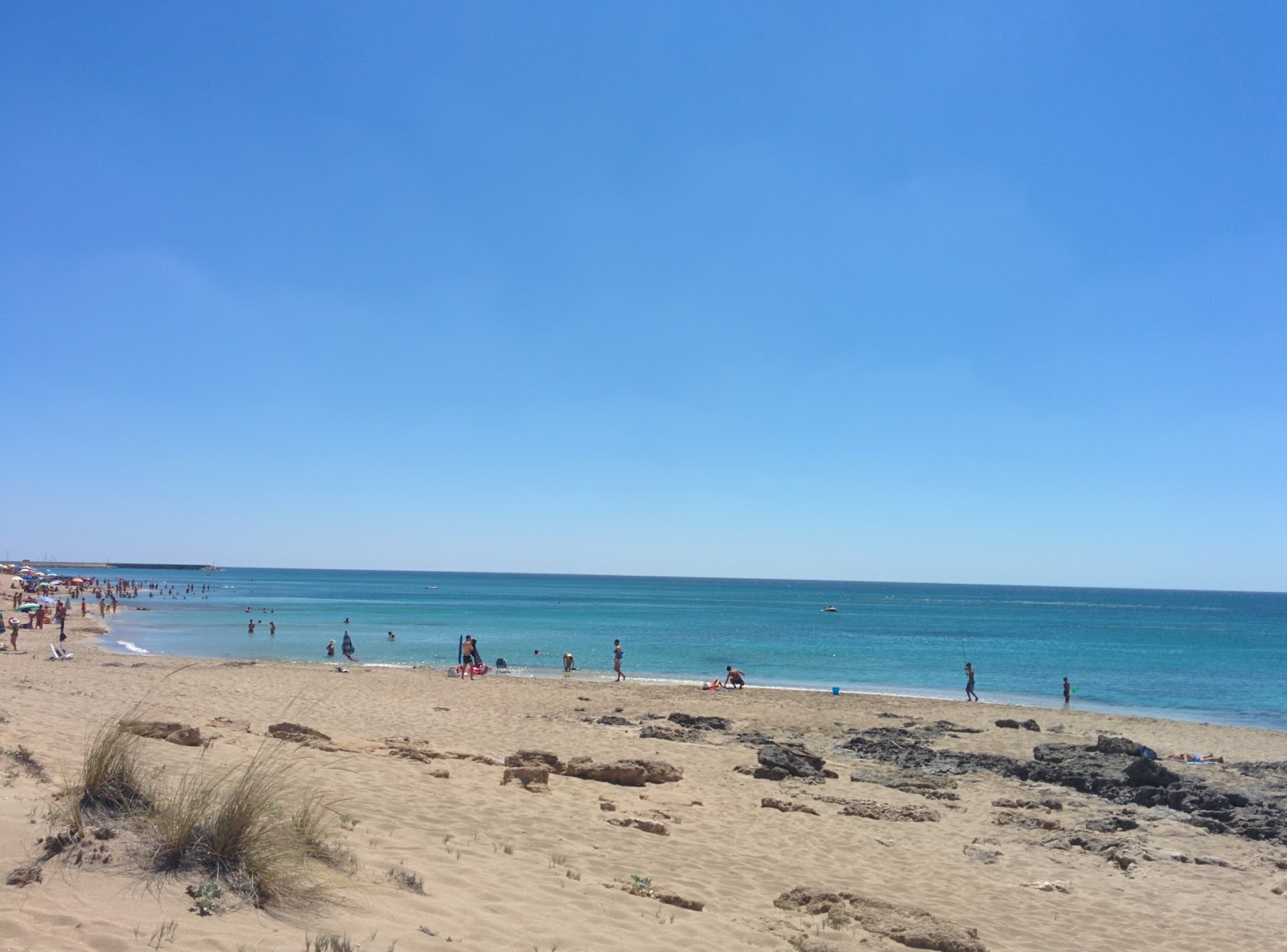 Spiaggia d'Ayala'in fotoğrafı parlak kum yüzey ile