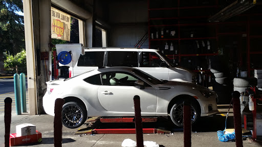 Tire Shop «Discount Tire Store - Kirkland, WA», reviews and photos, 12410 NE 124th St, Kirkland, WA 98034, USA