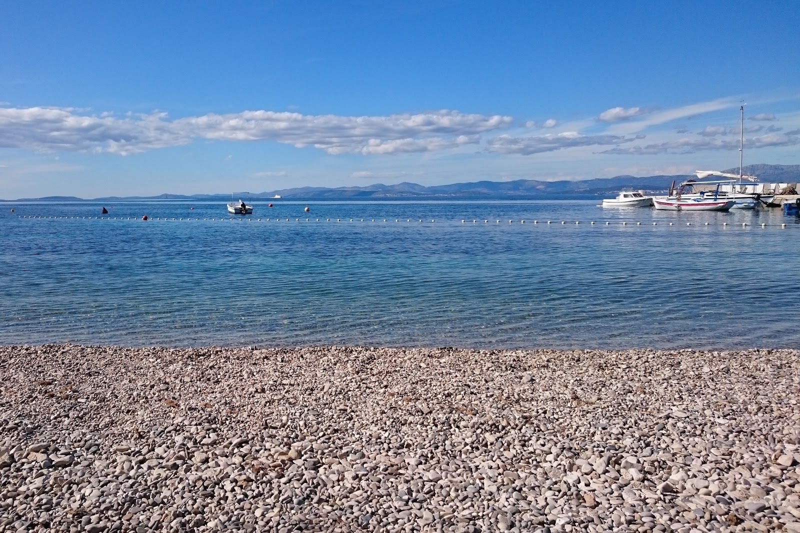 Gumonca Beach'in fotoğrafı - rahatlamayı sevenler arasında popüler bir yer