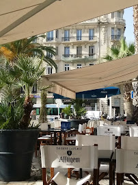 Atmosphère du Restaurant français Taverne La Place Affligem à Toulon - n°3