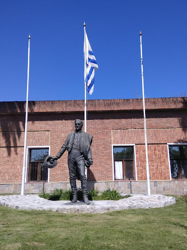Opiniones de Liceo Militar General Artigas de la República Oriental del Uruguay en Artigas - Escuela