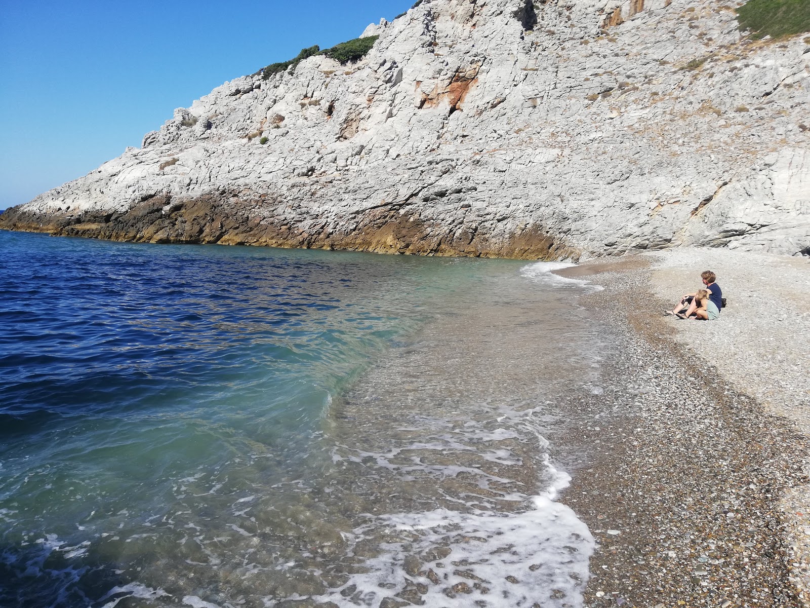 Foto von Paralia Lechouni von Klippen umgeben