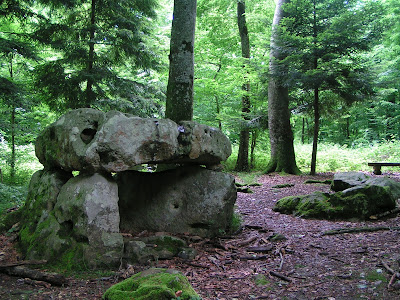 Dolmen et menhir de Lancy à Saint-Maurice-aux-Riches-Hommes
