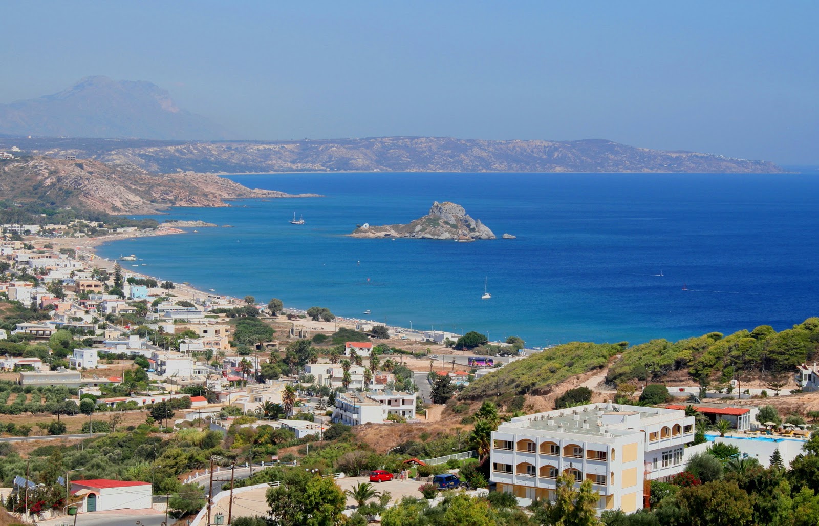 Foto de Agios Stefanos e sua bela paisagem