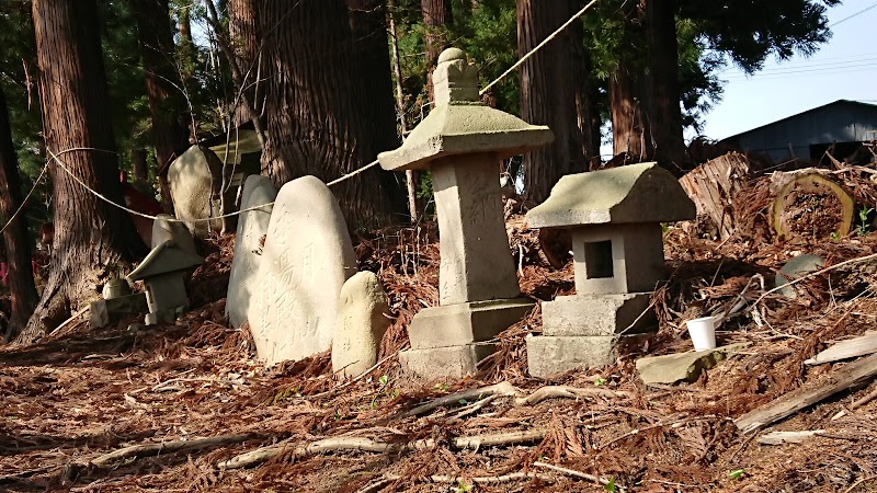 深山神社入口の石碑群