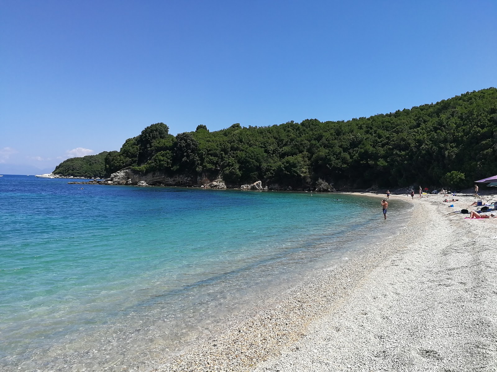 Foto von Avlaki Beach mit kleine, beiger kiesel Oberfläche