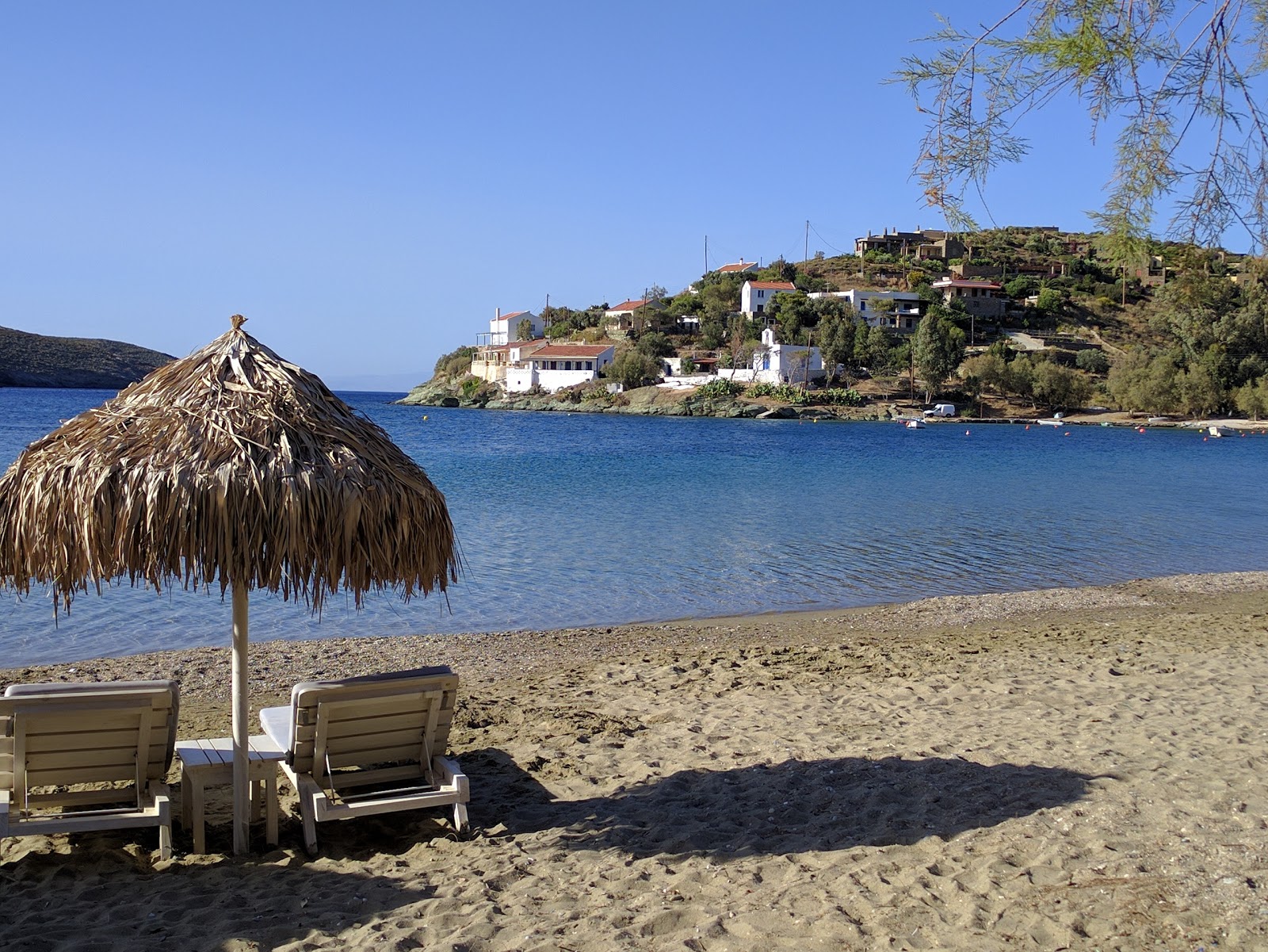 Photo of Paralia Otzias backed by cliffs