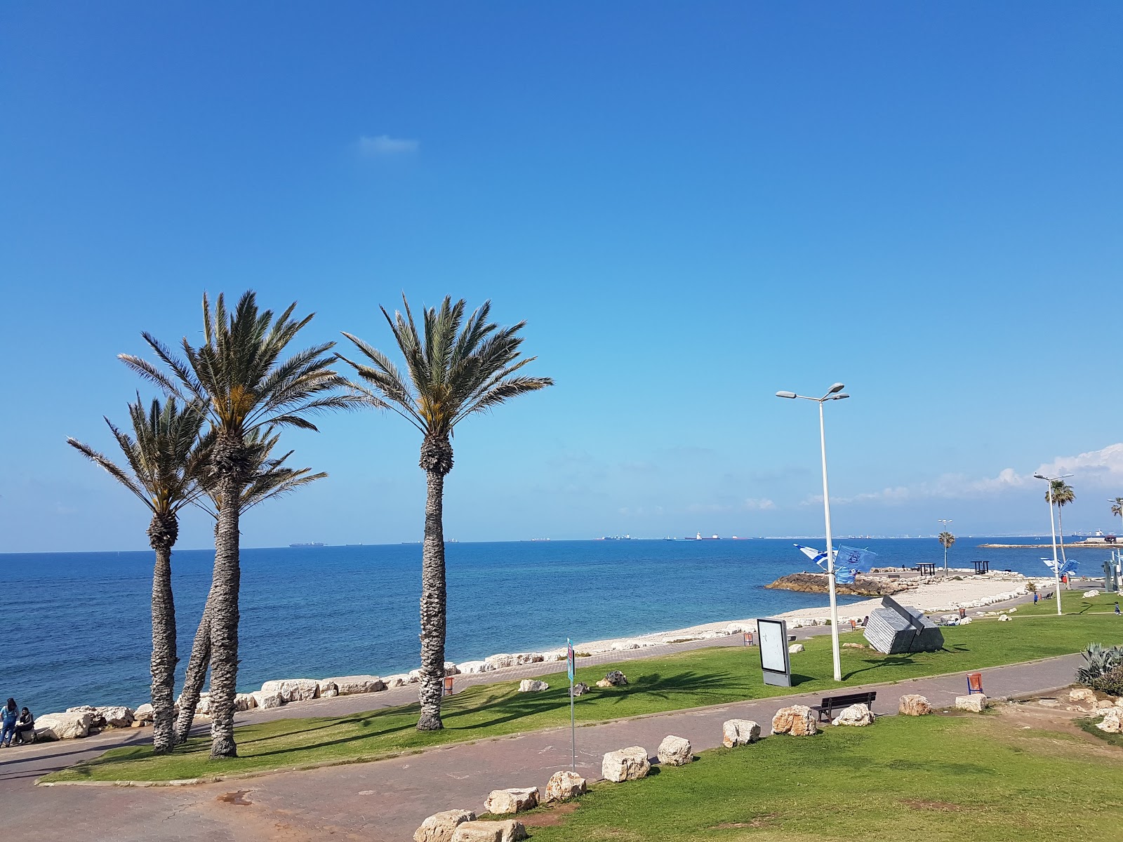 Foto von Yigal Amster beach mit geräumiger strand