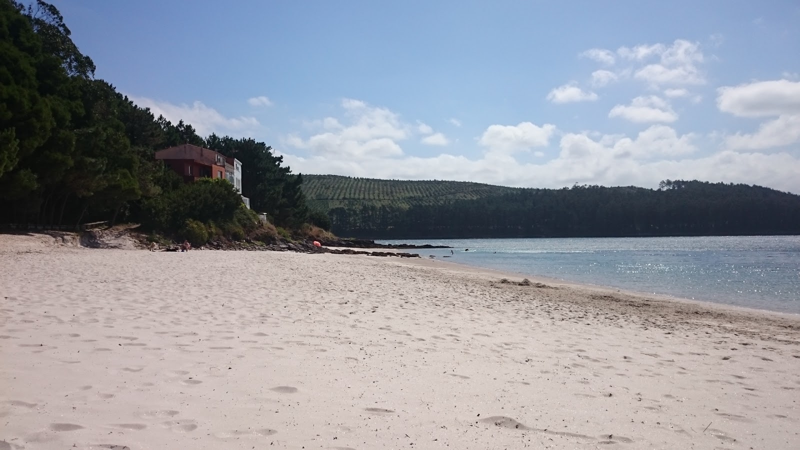 Foto di Playa de Lingunde con una superficie del sabbia bianca