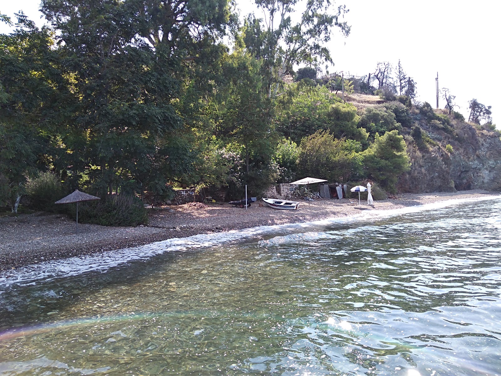 Katounia 2nd beach'in fotoğrafı dağlarla çevrili