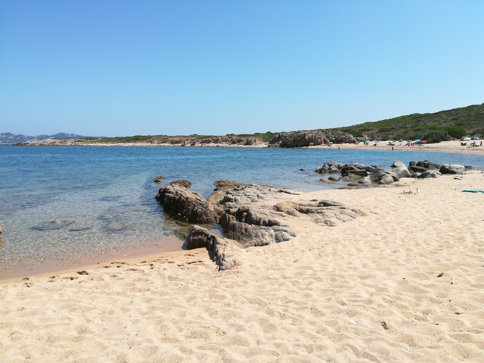 Foto von Cala Pischina - beliebter Ort unter Entspannungskennern