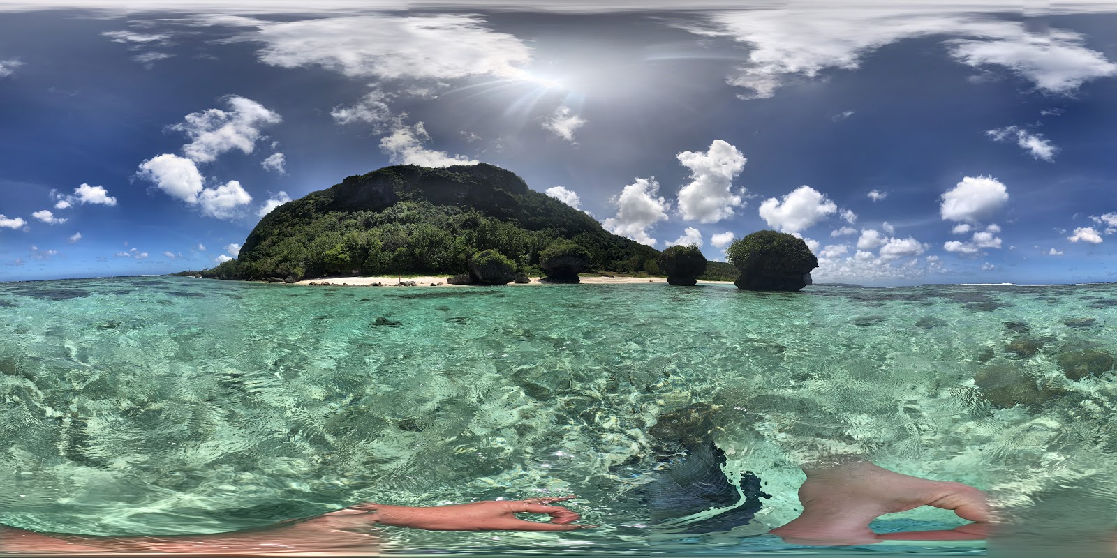 Fotografija Mushroom Rock Beach obkrožen z gorami