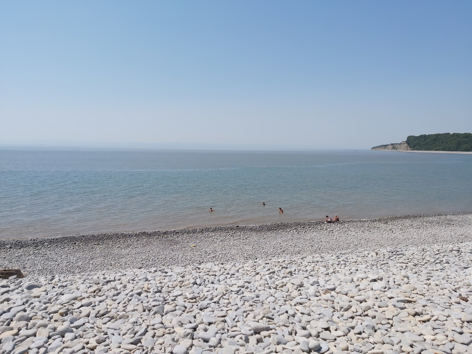 Pebble beach的照片 带有宽敞的海岸