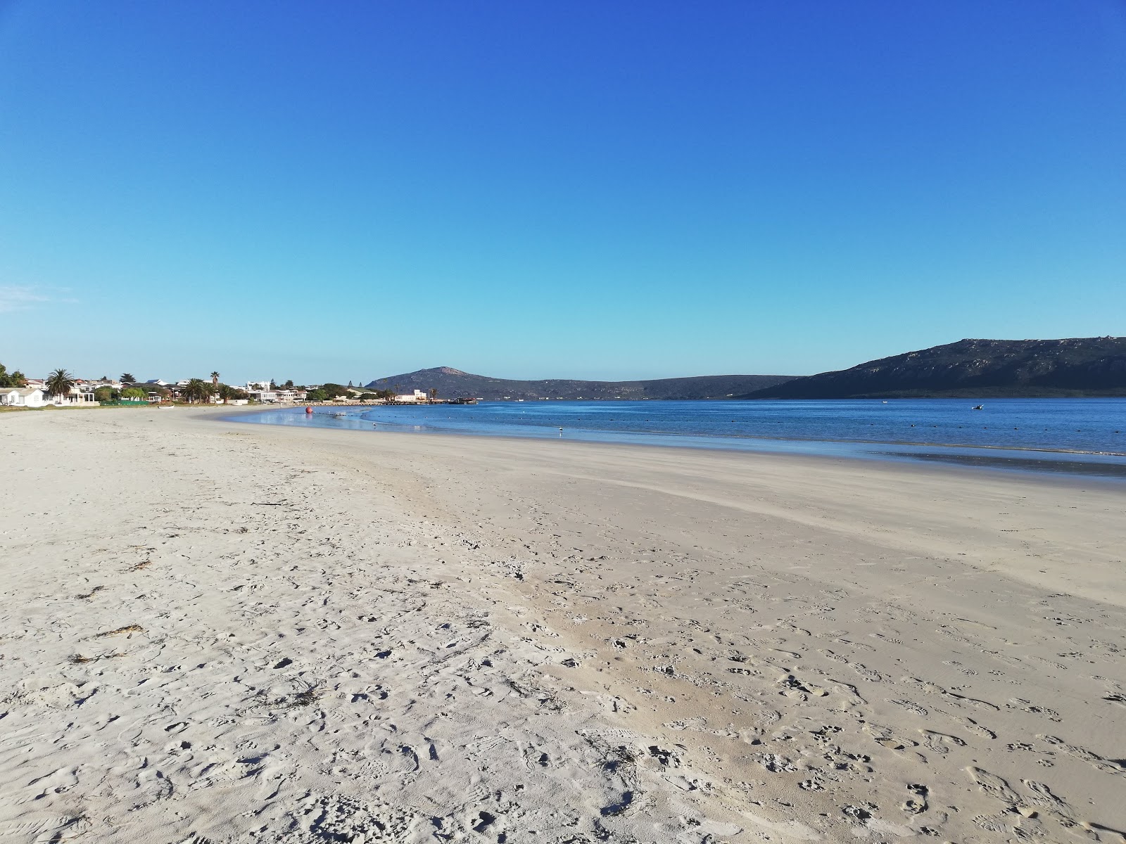 Foto von Langebaan beach mit feiner beiger sand Oberfläche