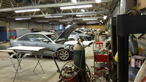 Auto Body Shop «Rogers Park Auto Body Shop», reviews and photos, 6828 N Clark St, Chicago, IL 60626, USA
