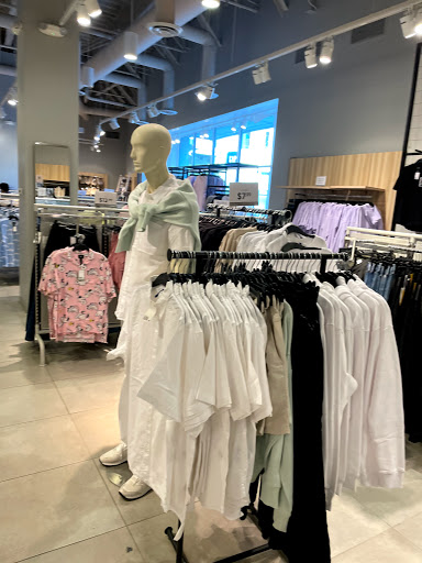 Clothing Store «H&M», reviews and photos, 37 Aquarium Way, Long Beach, CA 90802, USA