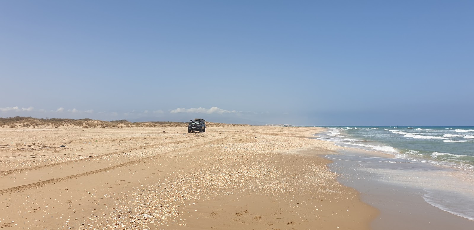 Foto de Pores beach con agua cristalina superficie