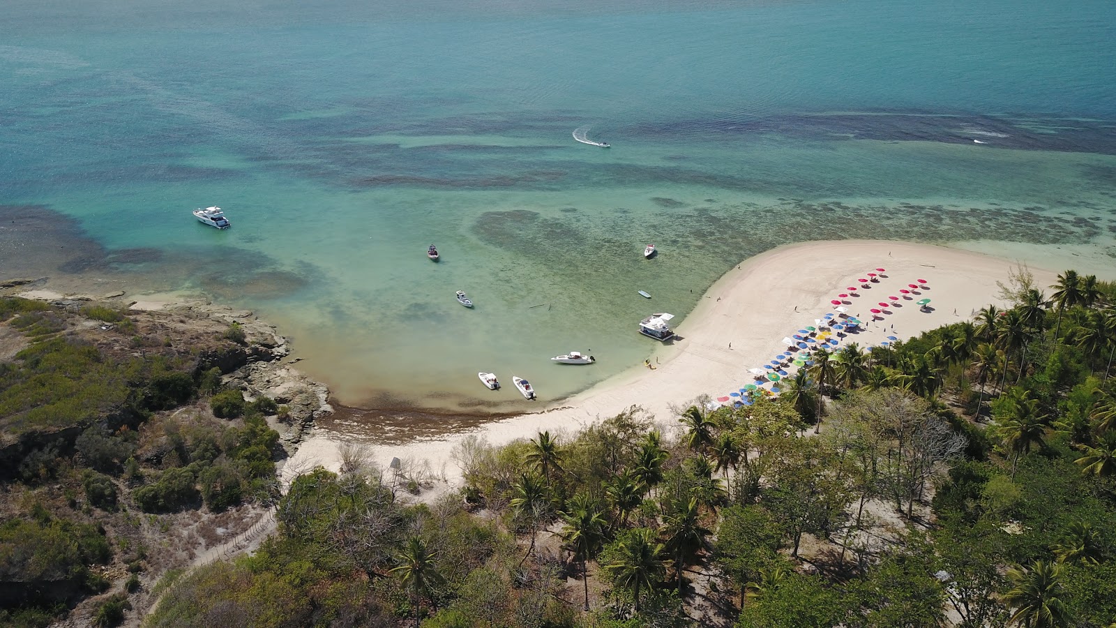 Photo de Ilha Santo Aleixo Beach entouré de montagnes