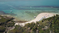 Photo de Ilha Santo Aleixo Beach entouré de montagnes